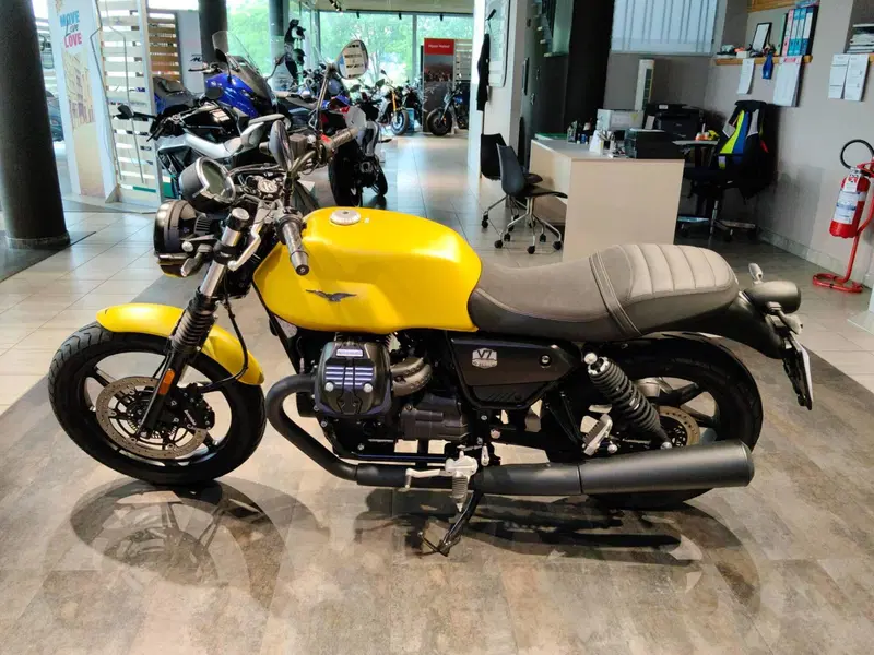 Moto Guzzi V7 Stone (2021 - 24) (3)