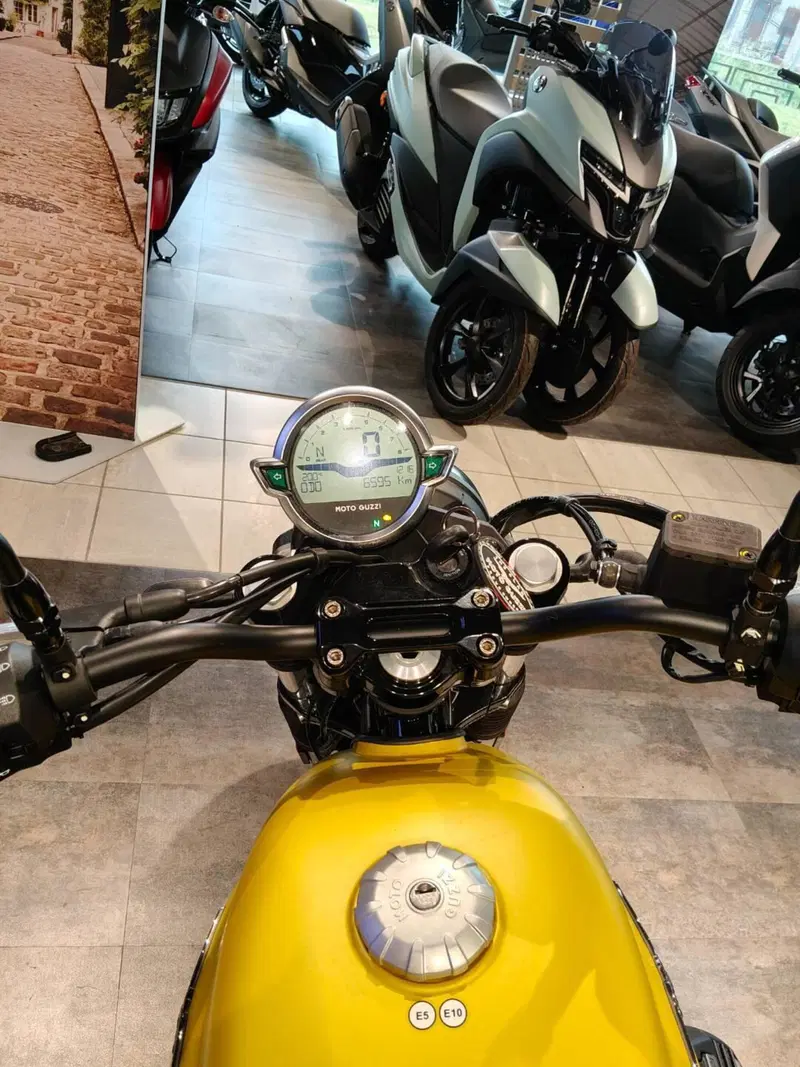 Moto Guzzi V7 Stone (2021 - 24) (4)