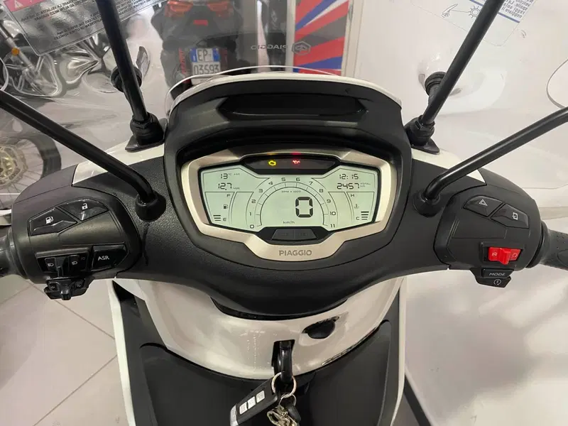 Piaggio Beverly 400 S (2025 - 26) (9)