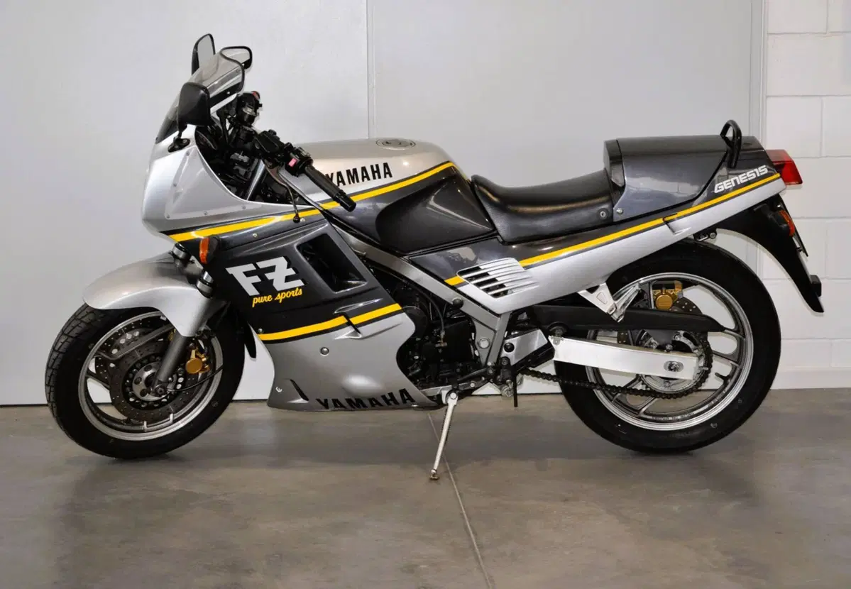 Yamaha FZ750 (2)