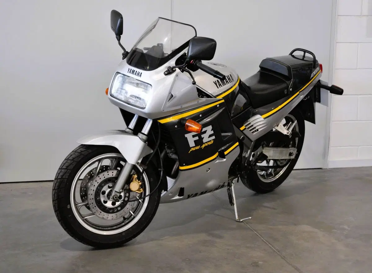 Yamaha FZ750 (4)