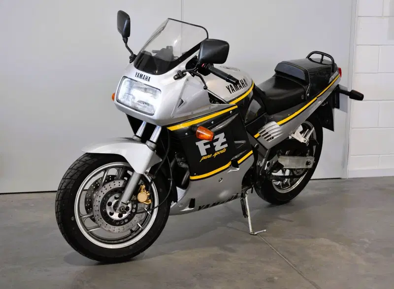 Yamaha FZ750 (4)