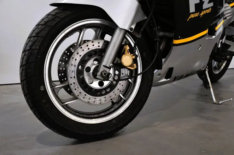 Yamaha FZ750 (6)