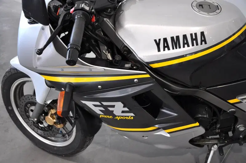 Yamaha FZ750 (7)