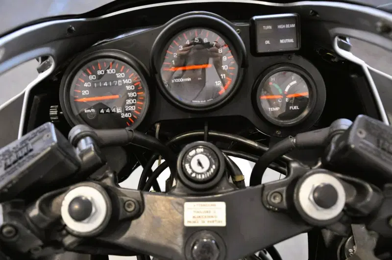 Yamaha FZ750 (8)