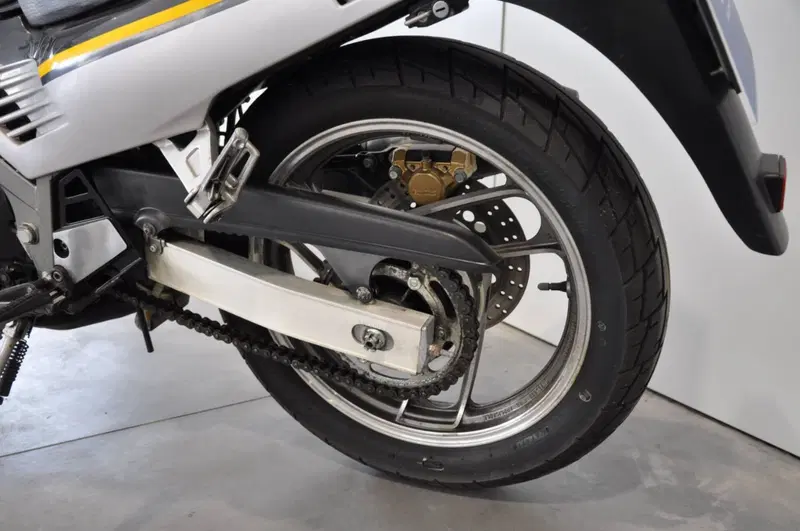 Yamaha FZ750 (9)