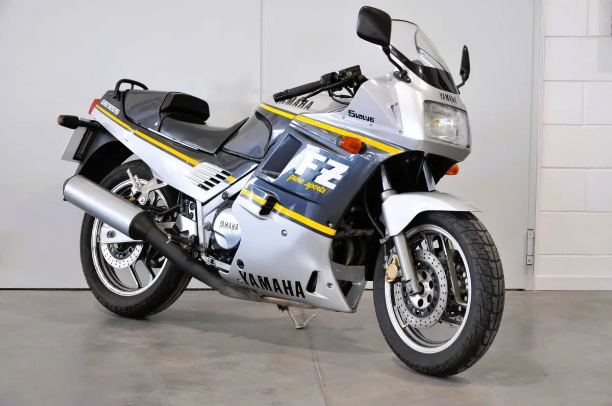 Yamaha FZ750 (10)