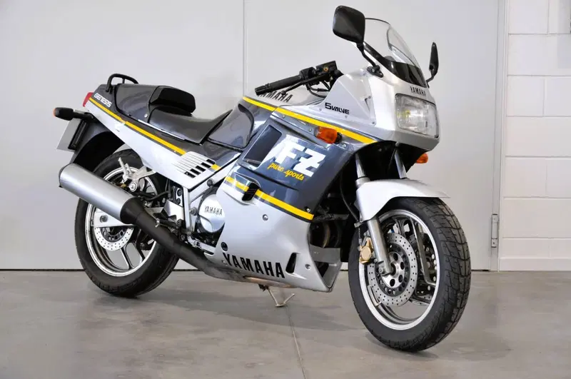 Yamaha FZ750 (10)