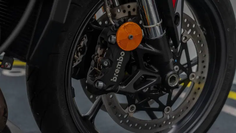 Triumph Street Triple 765 R (2023 - 26) (16)