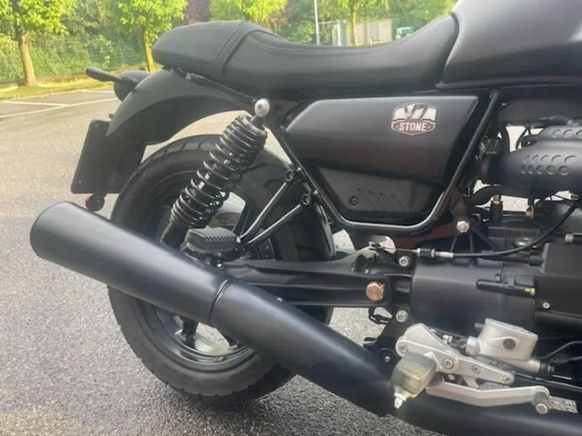 Moto Guzzi V7 Stone (2021 - 24) (6)