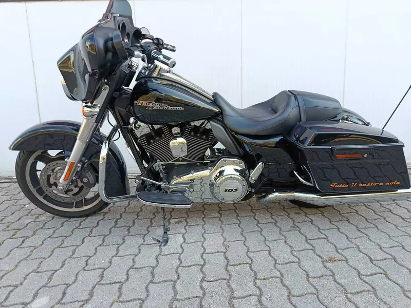 Harley-Davidson 1690 Street Glide (2011 - 13) - FLHX (2)