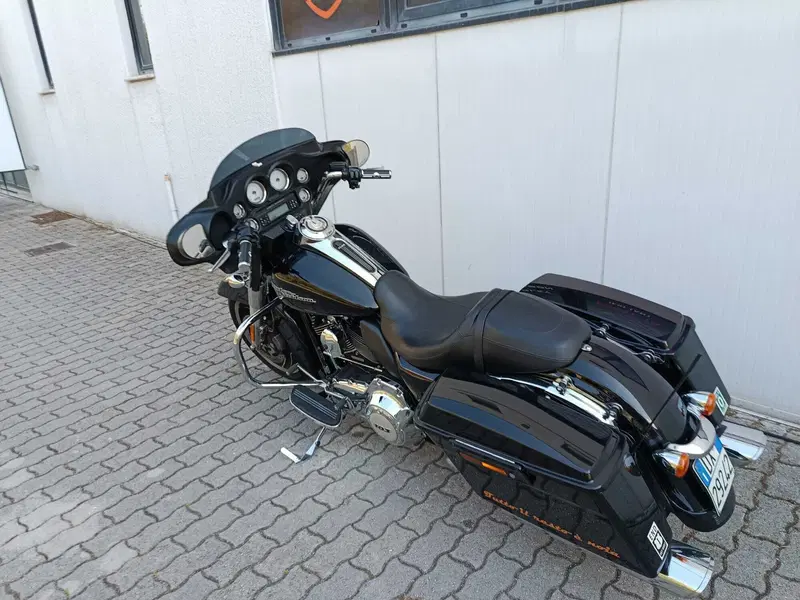 Harley-Davidson 1690 Street Glide (2011 - 13) - FLHX (4)