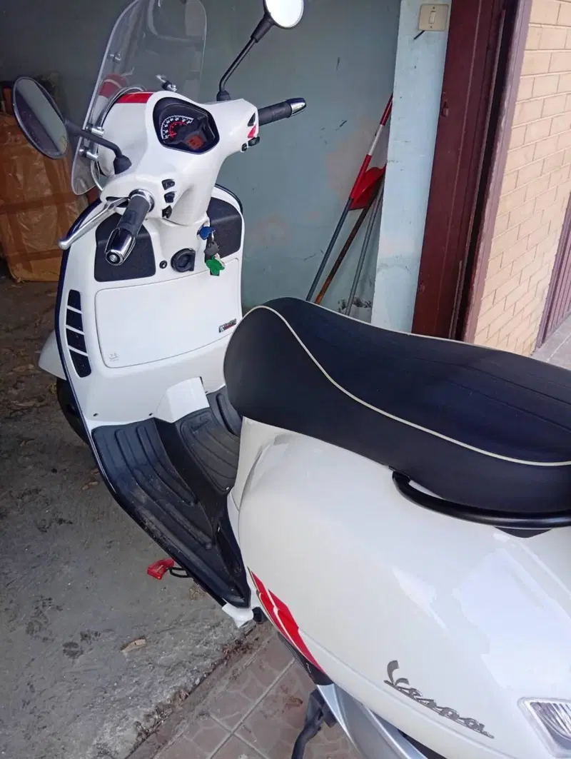Vespa GTS 300 Super Racing Sixties Hpe (2021 - 22) (5)
