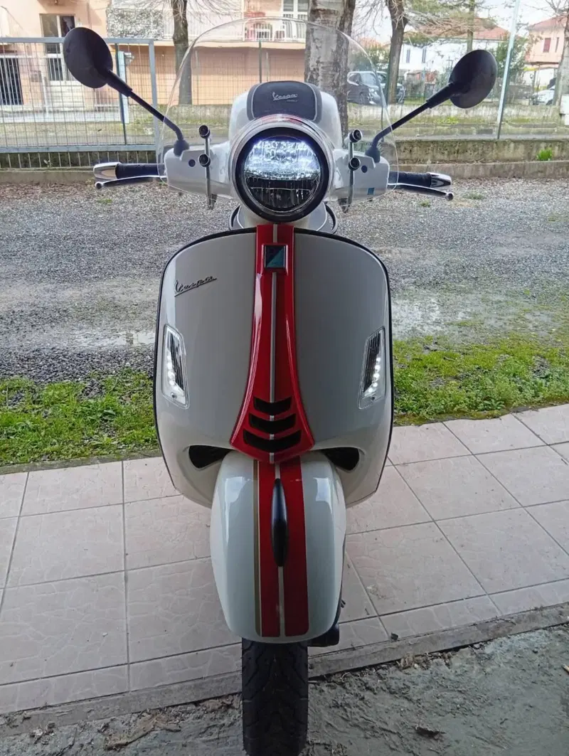 Vespa GTS 300 Super Racing Sixties Hpe (2021 - 22) (6)