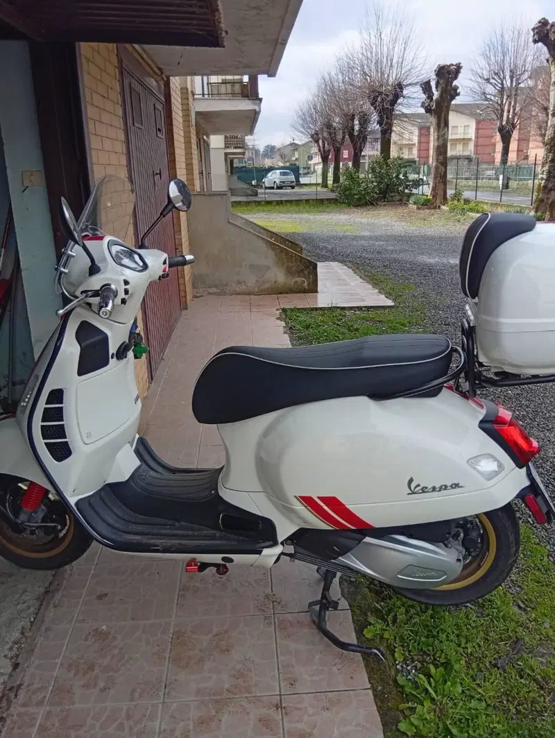 Vespa GTS 300 Super Racing Sixties Hpe (2021 - 22) (3)