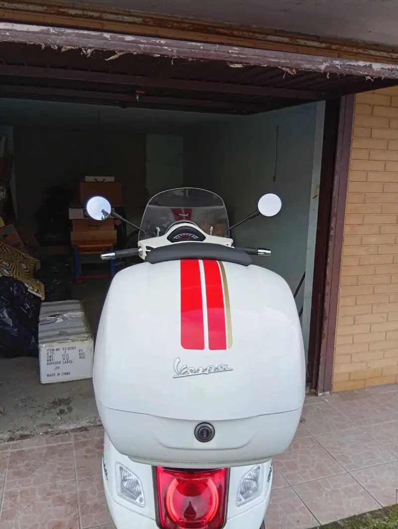 Vespa GTS 300 Super Racing Sixties Hpe (2021 - 22) (5)