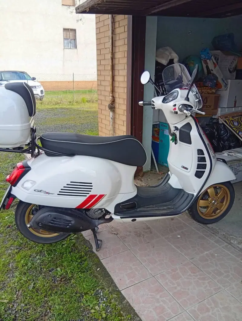 Vespa GTS 300 Super Racing Sixties Hpe (2021 - 22) (4)