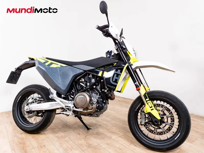 Husqvarna 701 Supermoto (2022) (2)