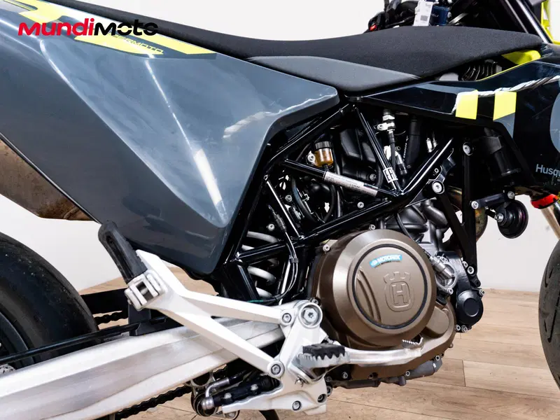 Husqvarna 701 Supermoto (2022) (4)