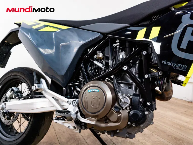 Husqvarna 701 Supermoto (2022) (5)
