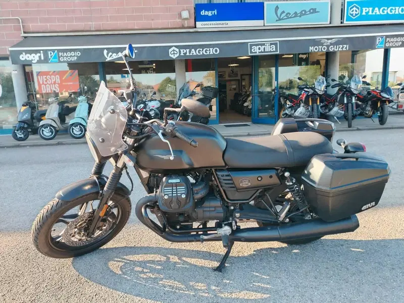 Moto Guzzi V7 III Stone (2017 - 20) (2)