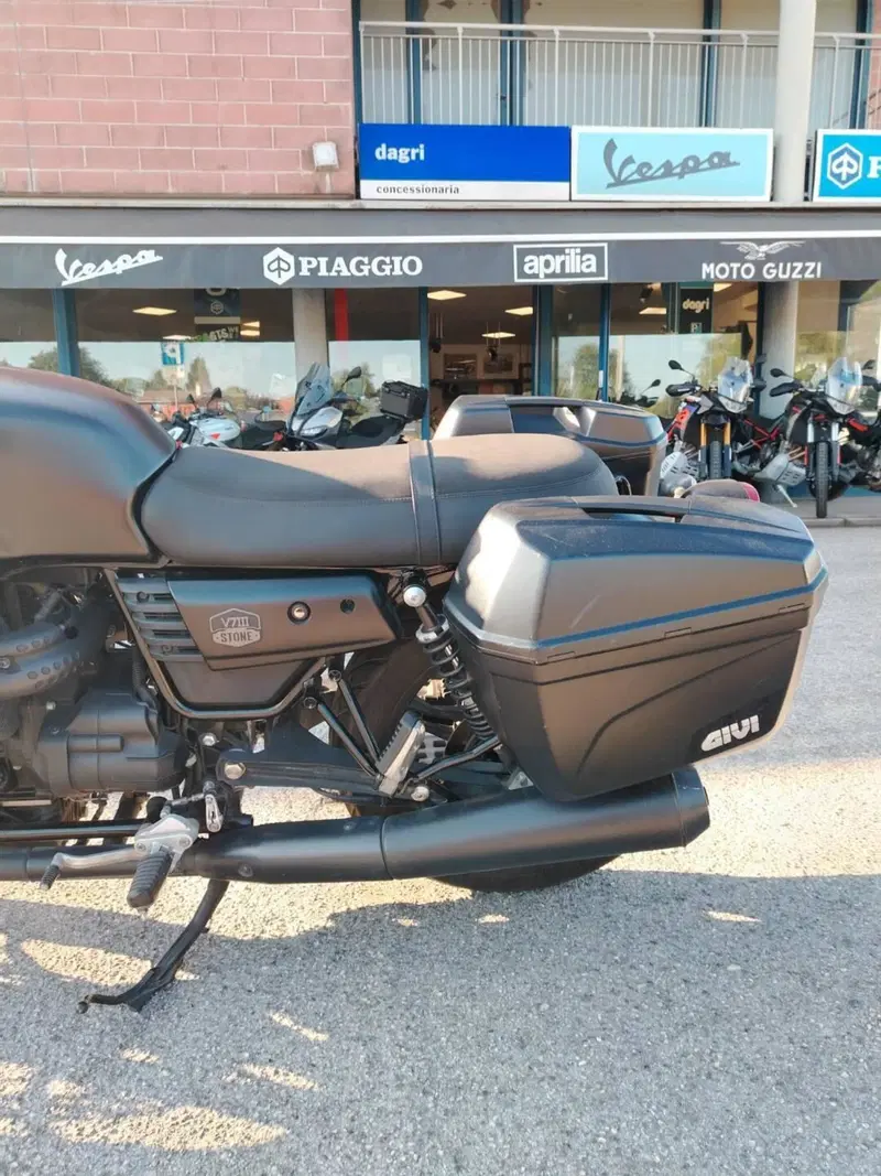 Moto Guzzi V7 III Stone (2017 - 20) (3)
