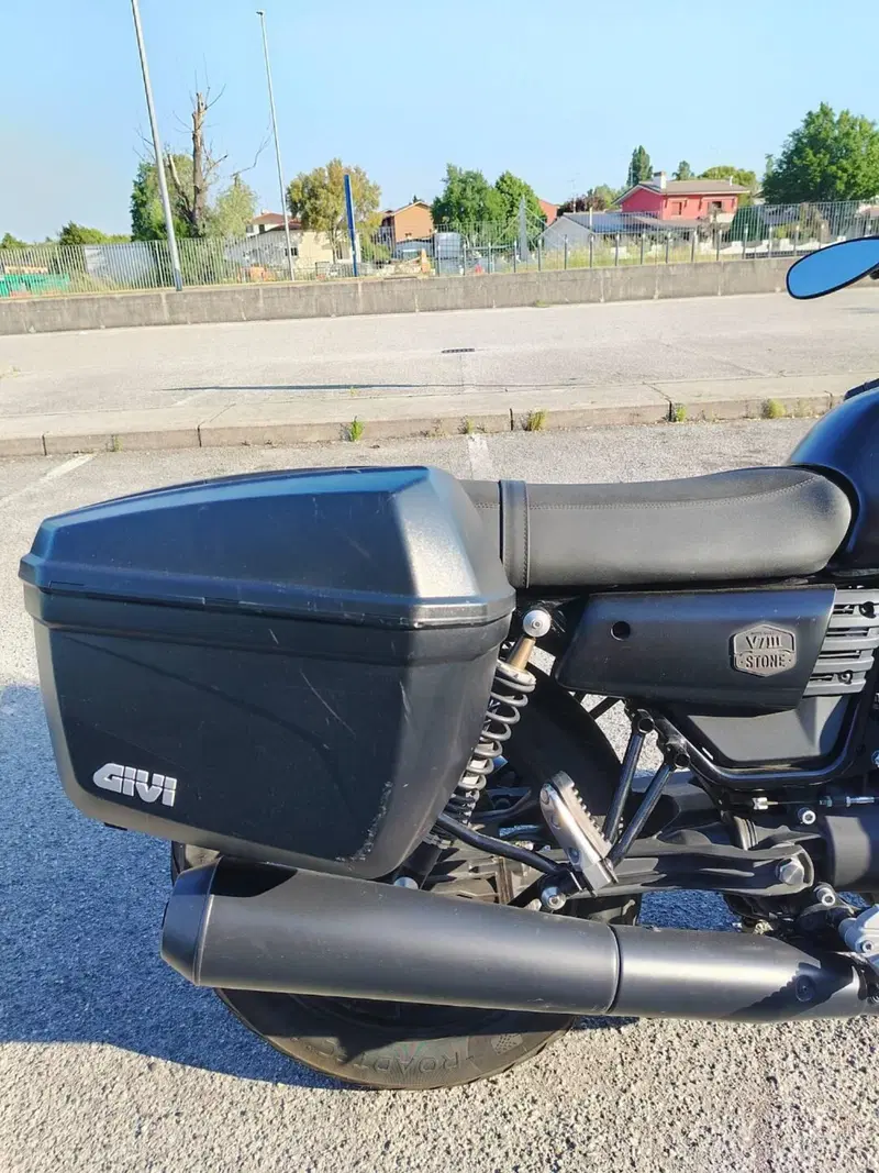 Moto Guzzi V7 III Stone (2017 - 20) (6)