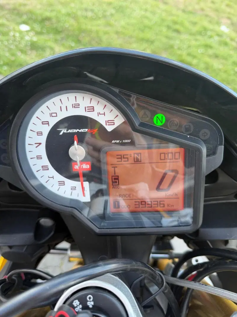 Aprilia Tuono V4 R APRC (2011 - 13) (4)