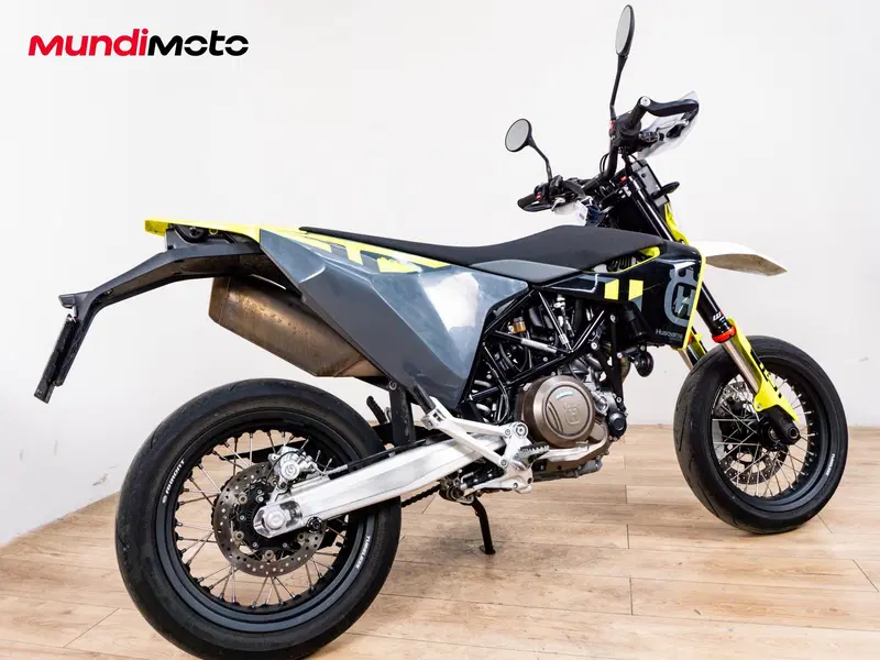 Husqvarna 701 Supermoto (2022) (3)