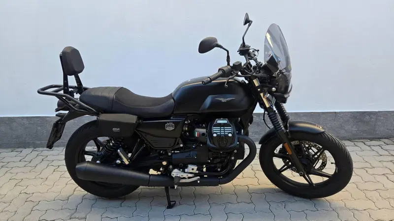 Moto Guzzi V7 Stone (2025 - 26)
