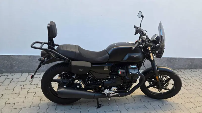 Moto Guzzi V7 Stone (2025 - 26) (2)