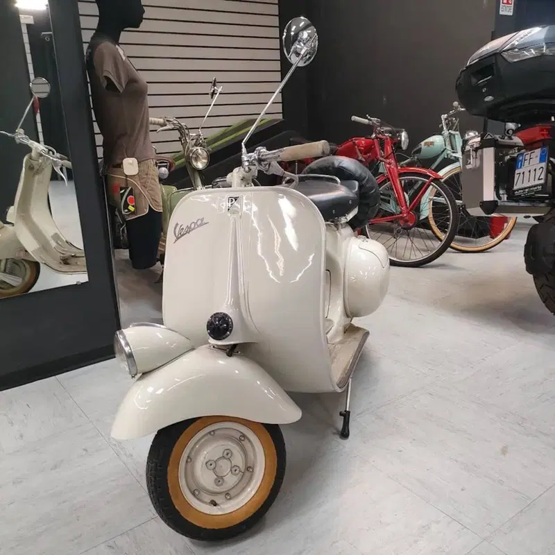 Piaggio Vespa 125 (2)