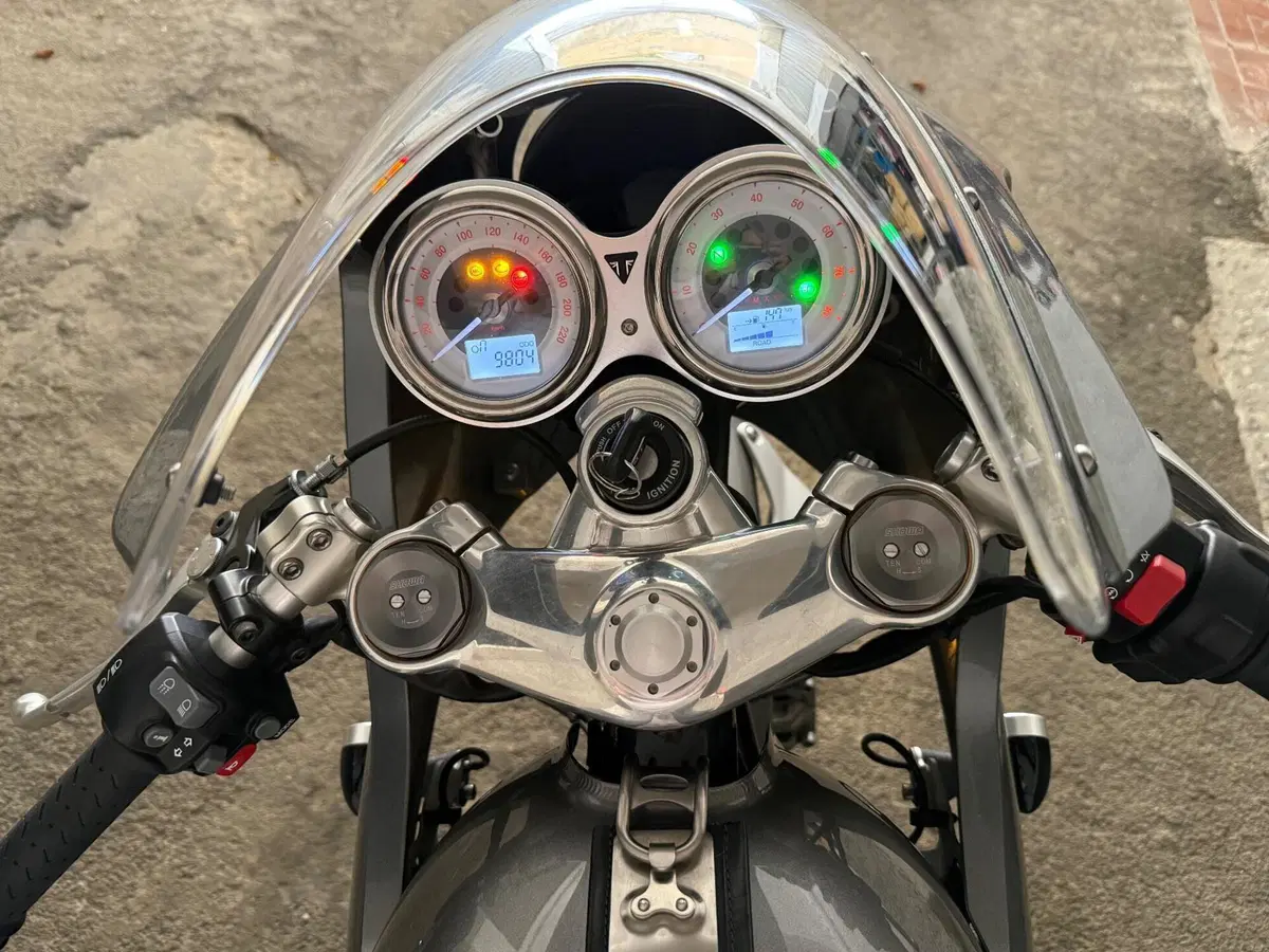 Triumph Thruxton 1200 R (2016) (10)