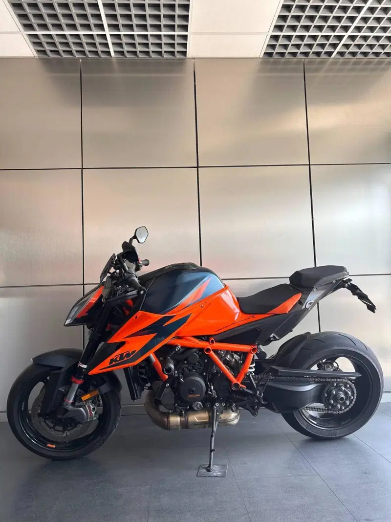 KTM 1290 Super Duke R (2020) (3)