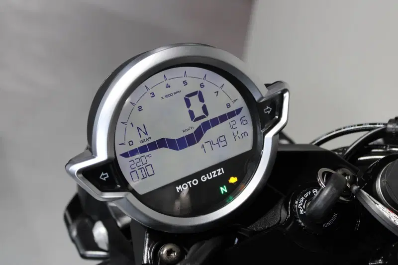 Moto Guzzi V7 Stone (2021 - 24) (6)