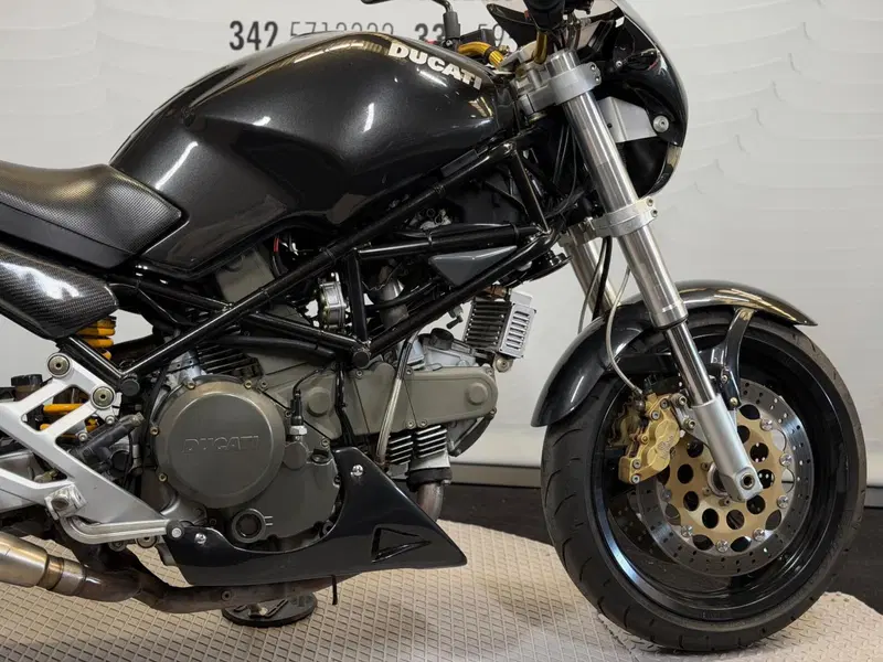 Ducati Monster 750 Dark (1999 - 02) (4)