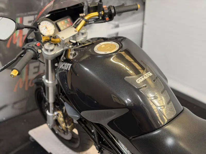 Ducati Monster 750 Dark (1999 - 02) (11)