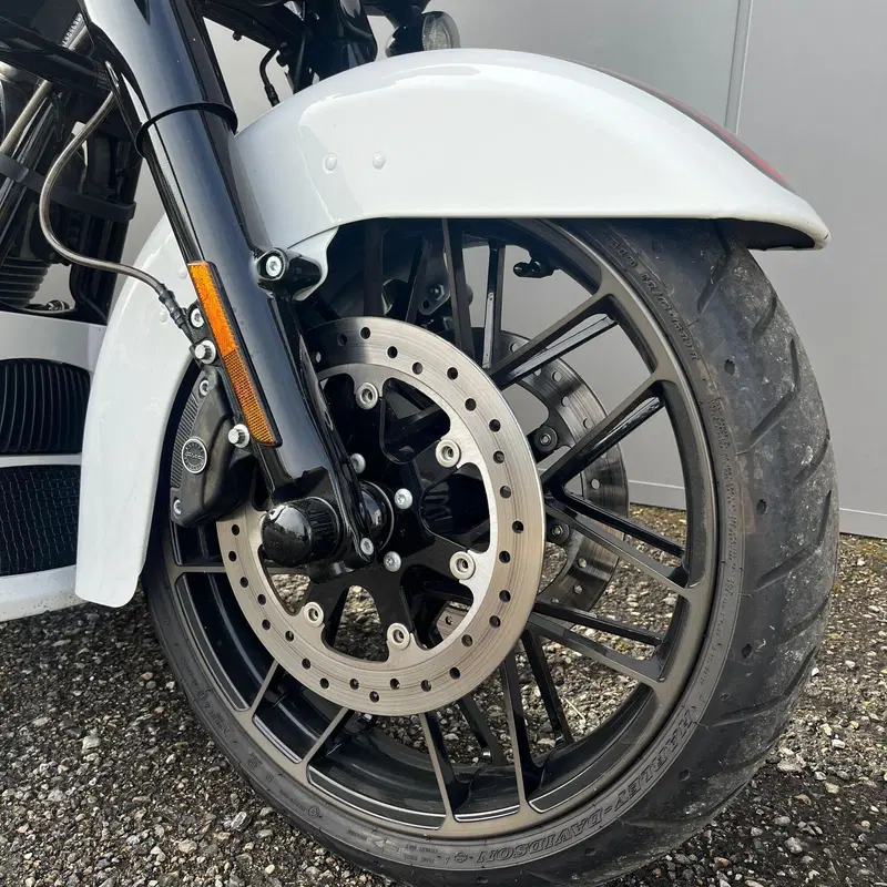 Harley-Davidson 117 Street Glide (2021) - FLHXSE (3)