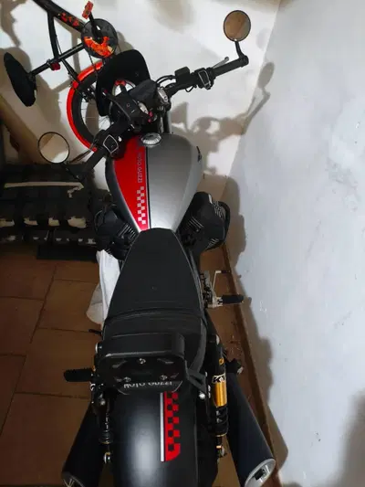 Moto Guzzi V9 Bobber (2016 - 18) usata