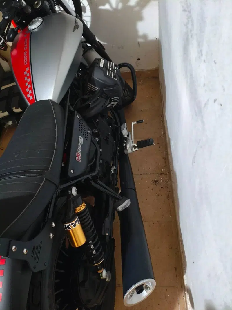 Moto Guzzi V9 Bobber (2016 - 18) (3)
