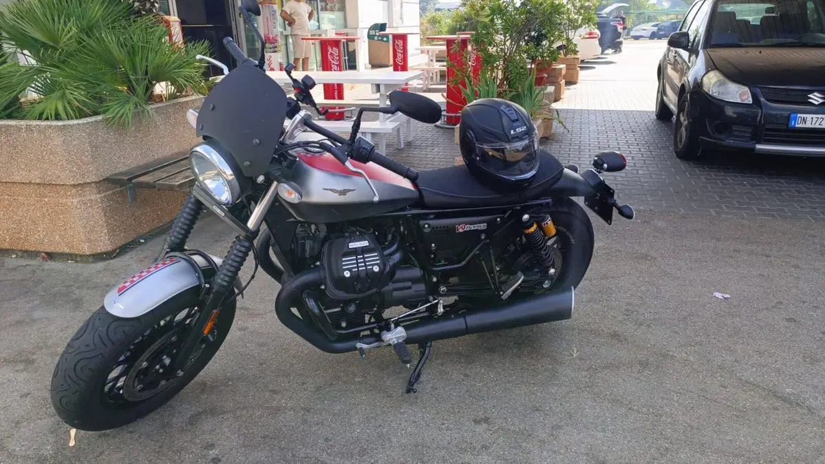 Moto Guzzi V9 Bobber (2016 - 18) (4)
