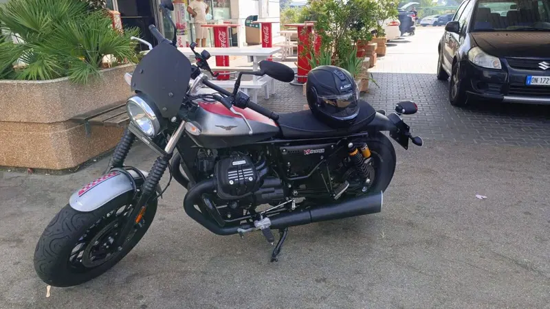 Moto Guzzi V9 Bobber (2016 - 18) (4)