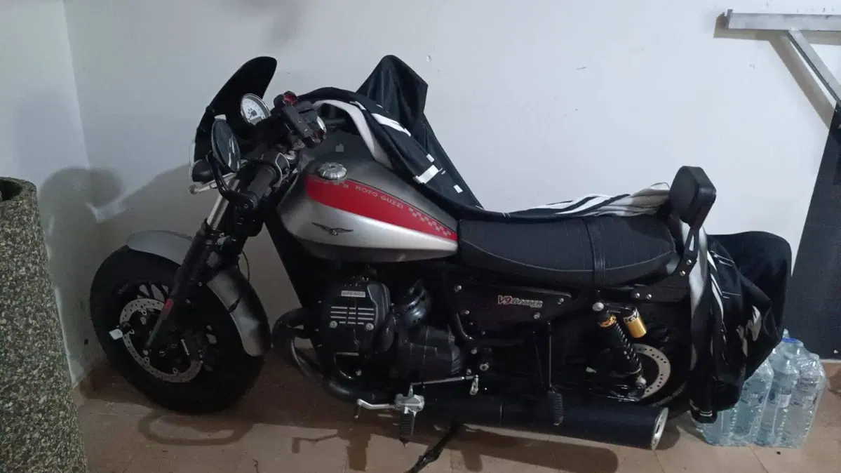 Moto Guzzi V9 Bobber (2016 - 18) (5)