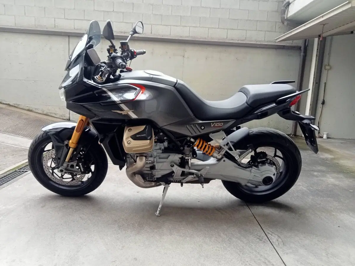 Moto Guzzi V100 Mandello S (2022 - 24) (2)