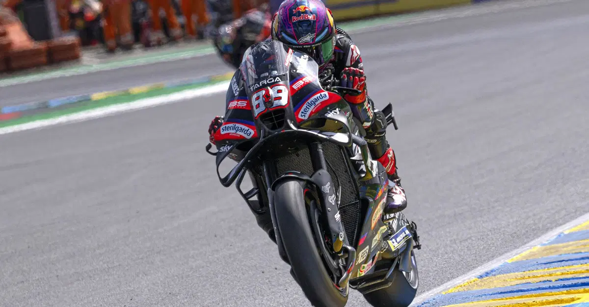 MotoGP 2026. GP di Francia. Vittoria in rimonta di Jorge Mart&iacute;n su Marco Bezzecchi! Podio tutto Aprilia, caduto Pecco Bagnaia (era 2&deg;) [CLASSIFICA]