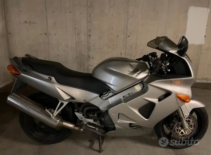 Honda VFR 800 (1998 - 01) (2)
