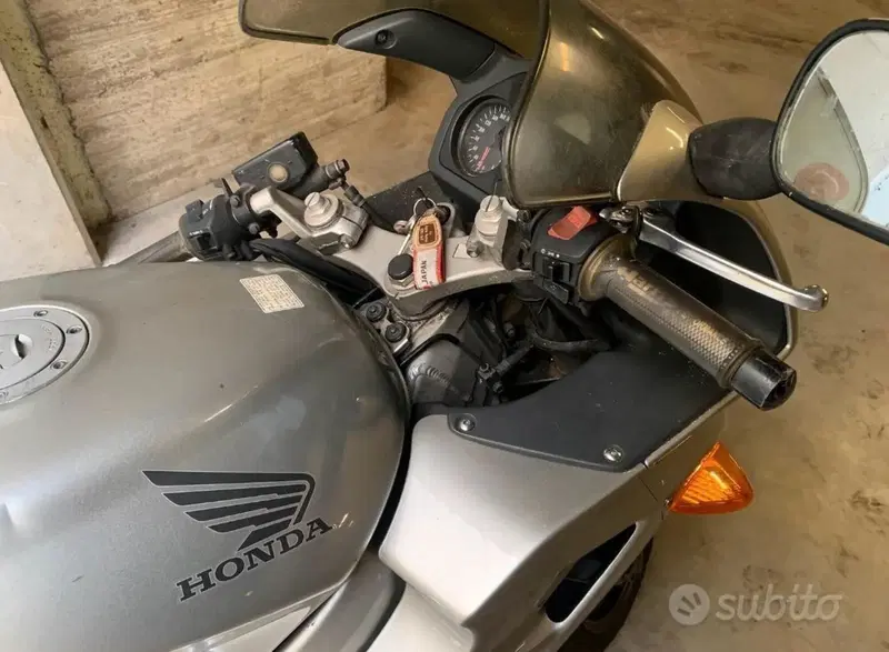 Honda VFR 800 (1998 - 01) (3)