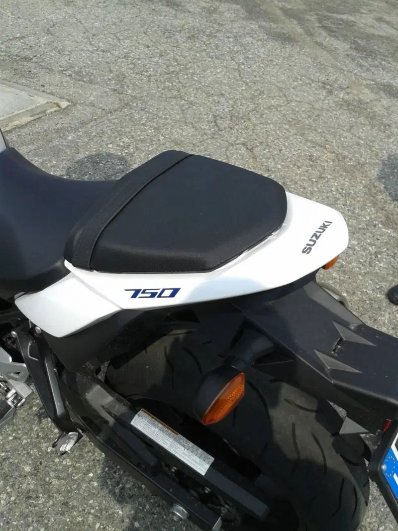 Suzuki GSR 750 (2010 - 15) (2)