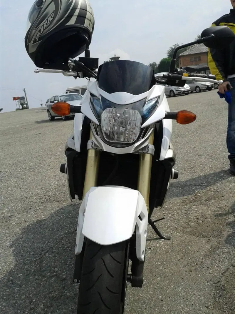 Suzuki GSR 750 (2010 - 15) (4)