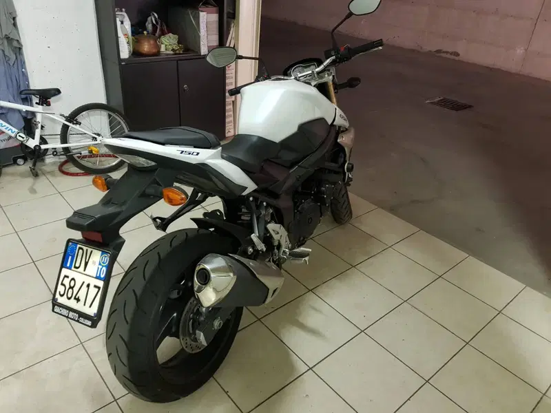 Suzuki GSR 750 (2010 - 15) (5)